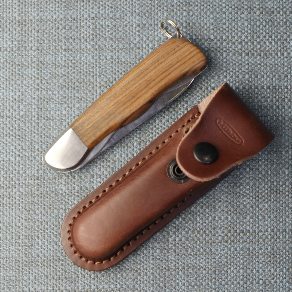 Wander-Taschenmesser mit Lederetui